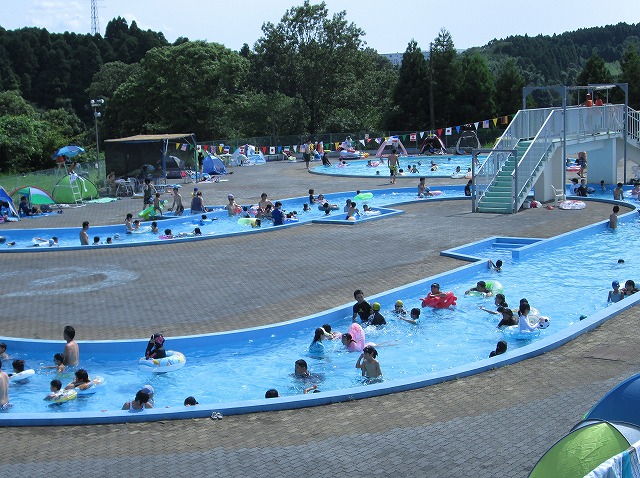 この夏は大人も子供も流水・幼児プールで楽しもう！
